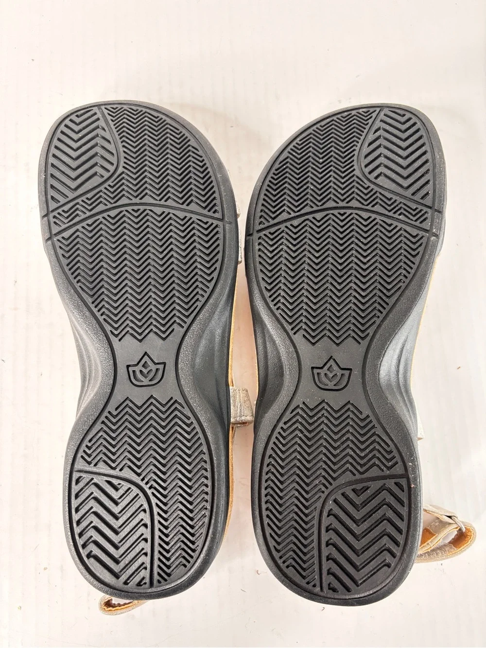 Spenco Grace Sandals Womens Size 8W Comfort Orthotic Cross Strap Sliver Metallic